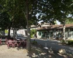 Place de l'Église, Castet-Arrouy. Place de l'Église, Castet-Arrouy.