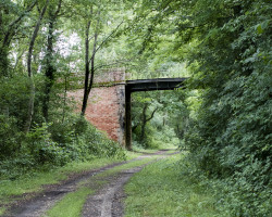 The path follows an abandoned railway line. The path follows an abandoned railway line.