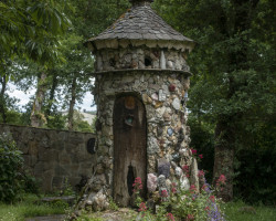 A work of Víctor Corral, in his garden. A work of Víctor Corral, in his garden.