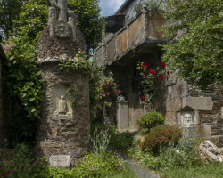 A work of Víctor Corral, in his garden. A work of Víctor Corral, in his garden.