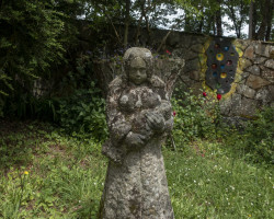 A work of Víctor Corral, in his garden. A work of Víctor Corral, in his garden.