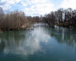 Well, here is the antipode to Puenta la Reina. I'm on King's bridge, and under is the Motala river running. As green as if it was a moutain torrent. Well, here is the antipode to Puenta la Reina. I'm on King's bridge, and under is the Motala river running. As green as if it was a moutain torrent.